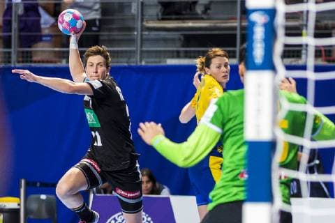 Handball Women European Championship Germany Romania Preliminary Round Group D 2 Matchday at Brest Arena v li Julia Behnke Germany Metzingen Denisa Stefania Dedu Romania Brest Arena Brest France