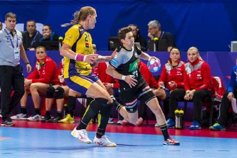 Handball Women European Championship Germany Romania Preliminary Round Group D 2 Matchday in the Brest Arena v li Crina Elena Pintea Romania Ina Grossmann Germany Thueringer HC Brest Arena Brest France