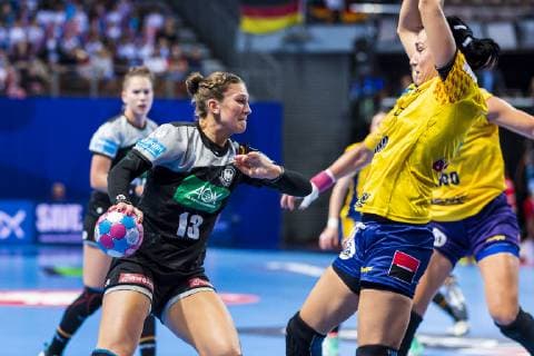 Handball Women European Championship Germany Romania Preliminary Round Group D 2 Matchday in the Brest Arena v li Julia Behnke Germany Metzingen Cristina Georgiana Neagu Rumania Brest Arena Brest France