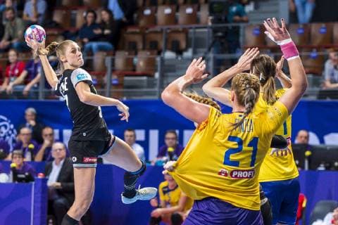 Handball Women European Championship Germany Romania Preliminary Round Group D 2 Matchday in the Brest Arena v li Alicia Stolle Germany Thueringer HC Crina Elena Pintea Romania Brest Arena Brest France