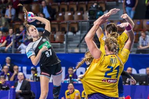 Handball Women European Championship Germany Romania Preliminary Round Group D 2 Matchday in the Brest Arena v li Alicia Stolle Germany Thueringer HC Meike Schmelzer Germany Thueringer HC Crina Elena Pintea Romania Brest Arena Brest France