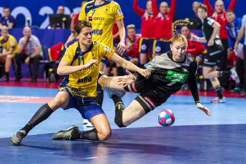 Handball Women European Championship Germany Romania Preliminary Round Group D 2 Matchday at Brest Arena v li Gabriela Perianu Romania Meike Schmelzer Germany Thueringer HC Brest Arena Brest France