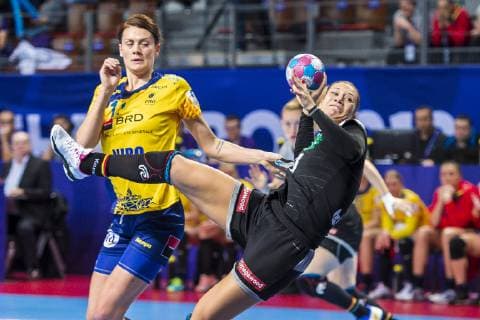 Handball Women European Championship Germany Romania Preliminary Round Group D 2 Matchday in the Brest Arena v li Gabriela Perianu Romania Julia Behnke Germany Metzingen Brest Arena Brest France