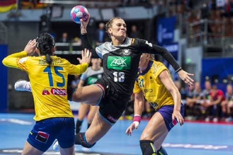Handball Women European Championship Germany Romania Preliminary Round Group D 2 Matchday in the Brest Arena v li Valentinna Ardean Elisei Romania Julia Behnke Germany Metzingen Brest Arena Brest France