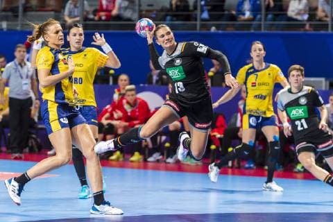 Handball Women European Championship Germany Romania Preliminary Round Group D 2 Matchday in the Brest Arena v li Crina Elena Pintea Romania Julia Behnke Germany Metzingen Brest Arena Brest France