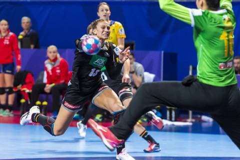 Handball Women European Championship Germany Romania Preliminary Round Group D 2 Matchday in the Brest Arena Julia Behnke Germany Metzingen Denisa Stefania Dedu Romania Brest Arena Brest France