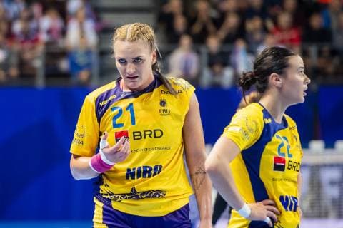 181203 Crina Pintea and Elena Florica of Romania during the EHF European Women?s Handball Championship match between Germany and Romania on December 3, 2018 in Brest. Photo: Fredrik Varfjell BILDBYRAN kod FV 150171  Copyright: FREDRIKxVARFJELL BB181203FV042