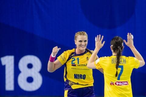 181203 Crina Pintea and Eliza Buceschi of Romania celebrate during the EHF European Women?s Handball Championship match between Germany and Romania on December 3, 2018 in Brest. Photo: Fredrik Varfjell BILDBYRAN kod FV 150171  Copyright: FREDRIKxVARFJELL BB181203FV043