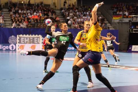 13 Julia Behnke Germany 8 Cristina Neagu Romania Germany vs. Romania European Championship Handball Women 03 12 2018 Germany vs. Romania European Championship Handball Women 03 12 2018 Brest Copyright: xEIBNER Michael_Schmidtx EP_MST