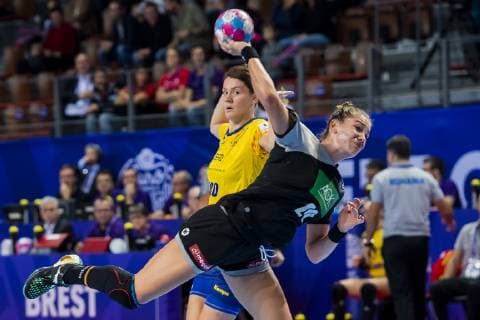 181203 Gabriela Perianu of Romania and Emily Bölk of Germany during the EHF European Women?s Handball Championship match between Germany and Romania on December 3, 2018 in Brest. Photo: Fredrik Varfjell BILDBYRAN kod FV 150171  Copyright: FREDRIKxVARFJELL BB181203FV048