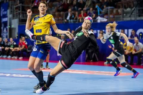 181203 Gabriela Perianu of Romania and Julia Behnke of Germany during the EHF European Women?s Handball Championship match between Germany and Romania on December 3, 2018 in Brest. Photo: Fredrik Varfjell BILDBYRAN kod FV 150171  Copyright: FREDRIKxVARFJELL BB181203FV049