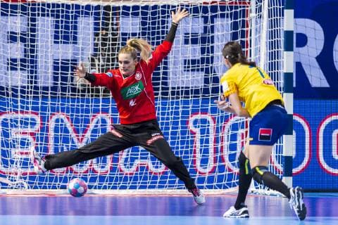 Handball Women European Championship Germany Romania Preliminary Round Group D 2 Matchday in the Brest Arena v li Goalkeeper Dinah Eckerle Germany SG BBM Bietigheim Eliza Buceschi Romania Brest Arena Brest France