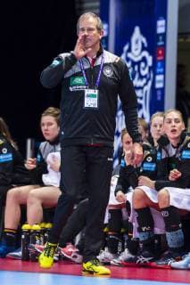 Handball Women European Championship Germany Romania Preliminary Round Group D 2 Matchday in the Brest Arena Coach Henk Groener Germany gestures gesture gesticulated Brest Arena Brest France