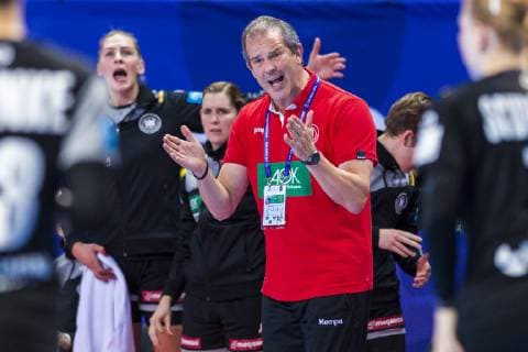 handball women european championship germany romania preliminary round group D 2 matchday in brest arena coach Henk Groener germany angry angry angry angry angry angry screams raging brest arena brest france