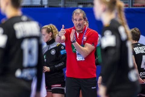 Handball Women European Championship Germany Romania Preliminary Round Group D 2 Matchday in the Brest Arena Coach Henk Groener Germany gestures gesture gesticulated Brest Arena Brest France