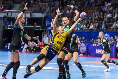 Handball Women European Championship Germany Romania Preliminary Round Group D 2 Matchday in the Brest Arena v li Xenia Smits Germany Metz Raluca Elena Bacaoanu Romania Luisa Schulze Germany Bietigheim Brest Arena Brest France