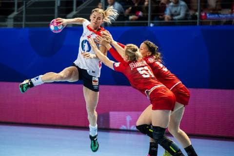Handball, EM Damen, Norwegen - Tschechien 181203 Veronica Kristiansen of Norway in action during the EHF European Women?s Handball Championship match between Czech Republic and Norway on December 3, 2018 in Brest. Photo: Fredrik Varfjell BILDBYRAN kod FV 150172  Copyright: FREDRIKxVARFJELL BB181203FV074
