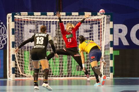 middle 12 Dinah Eckerle Germany 8 middle front Cristina Neagu Romania Germany vs Romania European Championship Handball Women 03 12 2018 Germany vs Romania European Championship Handball Women 03 12 2018 Brest Copyright: xEIBNER Michael_Schmidtx EP_MST