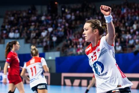 181203 Kari Brattset of Norway celebrates during the EHF European Women?s Handball Championship match between Czech Republic and Norway on December 3, 2018 in Brest. Photo: Fredrik Varfjell BILDBYRAN kod FV 150172  Copyright: FREDRIKxVARFJELL BB181203FV078