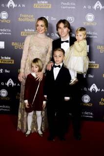 Sport Bilder des Tages Fußball, Ballon d Or - Gala in Paris Luka Modric - sa femme Vanja et ses enfants FOOTBALL : arrivees de la Ceremonie du Ballon d Or France Football 2018 - Paris - 03 12 2018 JBAutissier Panoramic 