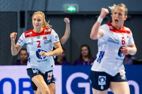 Handball, EM Damen, Norwegen - Tschechien 181203 Henny Ella Reistad and Heidi Loke of Norway during the EHF European Women?s Handball Championship match between Czech Republic and Norway on December 3, 2018 in Brest. Photo: Fredrik Varfjell BILDBYRAN kod FV 150172  Copyright: FREDRIKxVARFJELL BB181203FV109