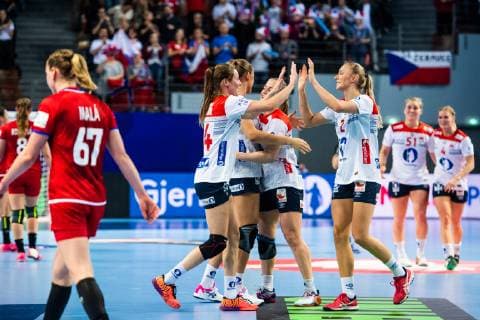 Handball, EM Damen, Norwegen - Tschechien 181203 Sanna Solberg and Henny Ella Reistad of Norway celebrate after the EHF European Women?s Handball Championship match between Czech Republic and Norway on December 3, 2018 in Brest. Photo: Fredrik Varfjell BILDBYRAN kod FV 150172  Copyright: FREDRIKxVARFJELL BB181203FV114