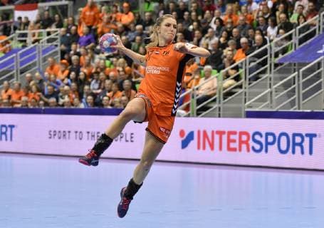 03-12-2018 HANDBAL: 13TH WOMENS EUROPEAN HANDBALL CHAMPIONSHIP: NEDERLAND-SPANJE: MONTBELIARD Nycke Groot (NED) scoort voor Nederland Foto: SCS Soenar Chamid xVIxVIxImagesx xSoenarxChamidxsportfotografiexIVx 12976397