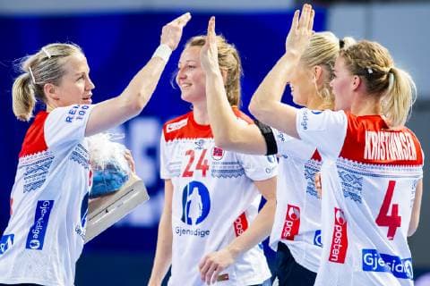 181203 Heidi Loke of Norway celebrates with her teammates after the EHF European Women?s Handball Championship match between Czech Republic and Norway on December 3, 2018 in Brest. Photo: Fredrik Varfjell BILDBYRAN kod FV 150172  Copyright: FREDRIKxVARFJELL BB181203FV126