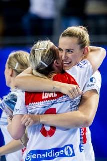181203 Heidi Loke of Norway celebrates with her teammate Emilie Hegh Arntzen after the EHF European Women?s Handball Championship match between Czech Republic and Norway on December 3, 2018 in Brest. Photo: Fredrik Varfjell BILDBYRAN kod FV 150172  Copyright: FREDRIKxVARFJELL BB181203FV128
