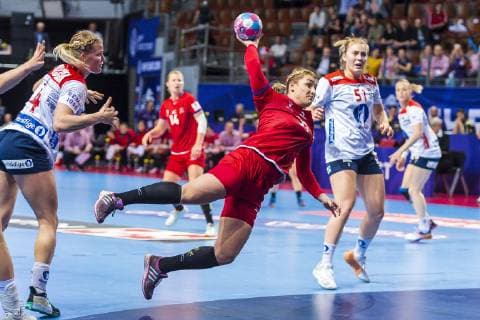 Handball Women European Championship Czech Republic vs Norway Preliminary Round Group D 2 Matchday in the Brest Arena v li Veronica Egebakken Kristiansen Norway Alena Setelikova Czech Republic Vilde Mortensen Ingstad Norway Brest Arena Brest France