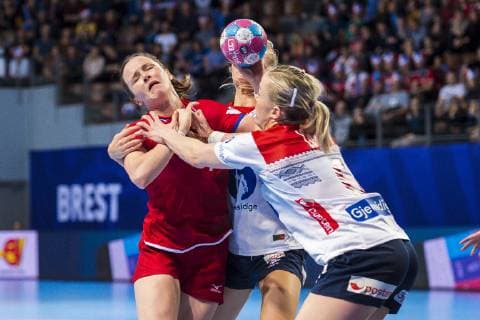 Handball Womens European Championship Czech Republic vs Norway Preliminary Round Group D 2 Matchday in the Brest Arena v left in the total Helena Rysankova Czech Republic and Henny Ella Reistad Norway Heidi Loke Norway Brest Arena Brest France