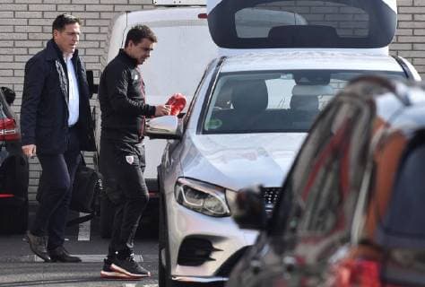 Athletic Bilbao s head coach Eduardo Berizzo (L) leaves after the team communicated him his dismissal at the Athletic Bilbao facilities in Lezama, the Basque Country, Spain, 04 December 2018. Berizzo will be replaced by the team s assistant coach Gaizka Garitano. Athletic Bilbao fires Eduardo Berizzo as head coach !ACHTUNG: NUR REDAKTIONELLE NUTZUNG!  Copyright: xMiguelxTonax GRAFCAV232 20181204-636795275314032246