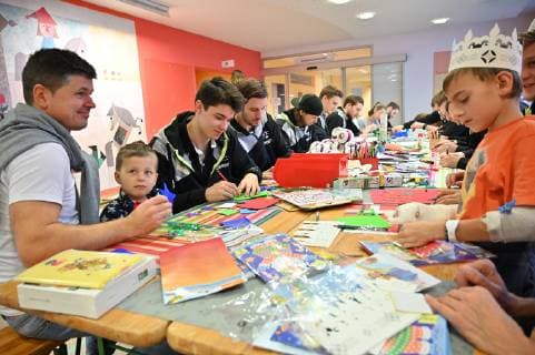 04 12 2018 Handball 1 Bundesliga Season 2018 2019 HC Erlangen HCE Hobby lesson in Childrens Hospital Erlangen HMI Benedikt Kellner 17 HC Erlangen HCE batslet with Leo and Michael Haßferter Hassferter 26 HC Erlangen HCE tinkering with Florian