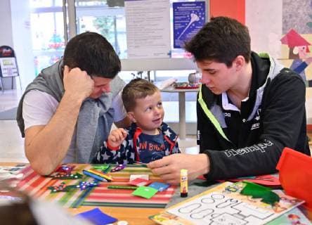 04 12 2018 Handball 1 Bundesliga Season 2018 2019 HC Erlangen HCE Hobby lesson in Childrens Hospital Erlangen HMI Benedikt Kellner 17 HC Erlangen HCE Hobby with Leo