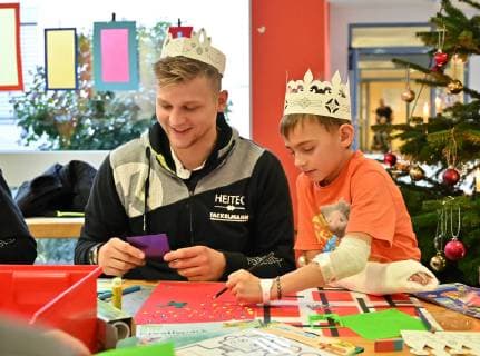 04 12 2018 Handball 1 Bundesliga Season 2018 2019 HC Erlangen HCE Hobby lesson in childrens clinic Erlangen HMI Michael Haßferter Hassferter 26 HC Erlangen HCE tinkering with Florian