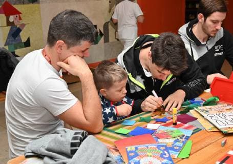 04 12 2018 Handball 1 Bundesliga Season 2018 2019 HC Erlangen HCE Hobby lesson in Childrens Hospital Erlangen HMI Benedikt Kellner 17 HC Erlangen HCE Hobby with Leo