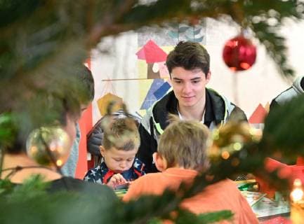 04 12 2018 Handball 1 Bundesliga Season 2018 2019 HC Erlangen HCE Hobby lesson in Childrens Hospital Erlangen HMI Benedikt Kellner 17 HC Erlangen HCE Hobby with Leo