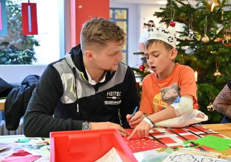04 12 2018 Handball 1 Bundesliga Season 2018 2019 HC Erlangen HCE Hobby lesson in childrens clinic Erlangen HMI Michael Haßferter Hassferter 26 HC Erlangen HCE tinkering with Florian