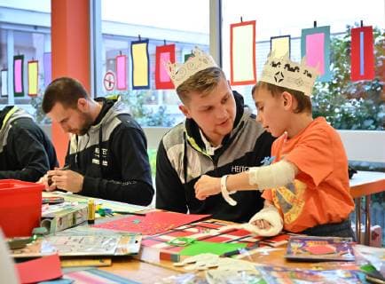 04 12 2018 Handball 1 Bundesliga Season 2018 2019 HC Erlangen HCE Hobby lesson in childrens clinic Erlangen HMI Michael Haßferter Hassferter 26 HC Erlangen HCE tinkering with Florian
