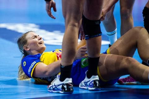 181204 Isabelle Gullden of Sweden lies down after a duel during the EHF European Women?s Handball Championship match between Sweden and Poland on Dec 4, 2018 in Nantes. Photo: Ludvig Thunman BILDBYRAN kod LT 35562  Copyright: LUDVIGxTHUNMAN BB181204LT014