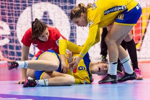 Sport Bilder des Tages 181204 Carin Strömberg of Sweden lies down in pain after a duel during the EHF European Women?s Handball Championship match between Sweden and Poland on Dec 4, 2018 in Nantes. Photo: Ludvig Thunman BILDBYRAN kod LT 35562  Copyright: LUDVIGxTHUNMAN BB181204LT048