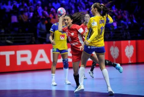 2018.12.04 Nantes Pilka reczna, EHF Mistrzostwa Europy kobiet Francja 2018 Szwecja - Polska N z Kinga Grzyb of Poland, Daniela Gustin of Sweden Foto Rafal Rusek PressFocus 2018.12.04 Nantes Handball EHF Euro Women s France 2018 Sweden - Poland Kinga Grzyb of Poland, Daniela Gustin of Sweden Credit: Rafal Rusek PressFocus NEWSPIX.PL --- Newspix.pl FRANCE OUT!  20181204PF_RR036