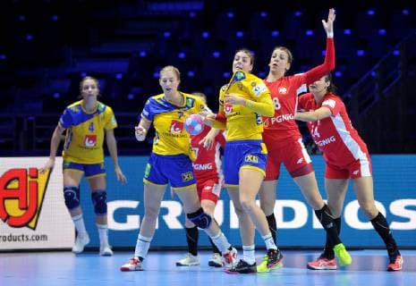 2018.12.04 Nantes Pilka reczna, EHF Mistrzostwa Europy kobiet Francja 2018 Szwecja - Polska N z Linn Blohm of Sweden, Jamina Roberts of Sweden, Aleksandra Zych of Poland Foto Rafal Rusek PressFocus 2018.12.04 Nantes Handball EHF Euro Women s France 2018 Sweden - Poland Linn Blohm of Sweden, Jamina Roberts of Sweden, Aleksandra Zych of Poland Credit: Rafal Rusek PressFocus NEWSPIX.PL --- Newspix.pl FRANCE OUT!  20181204PF_RR059