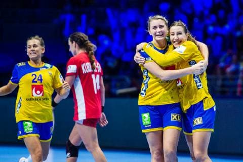 181204 Isabelle Gullden and Anna Lagerquist of Sweden celebrate after the EHF European Women?s Handball Championship match between Sweden and Poland on Dec 4, 2018 in Nantes. Photo: Ludvig Thunman BILDBYRAN kod LT 35562  Copyright: LUDVIGxTHUNMAN BB181204LT053