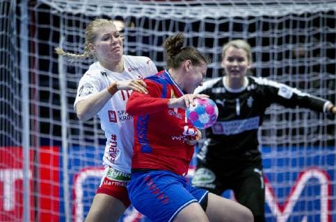 Danmarks Kathrine Heindahl og Serbiens Serbiens Dragana Cvijic under kampen mellem Danmark-Serbien i Nantes, tirsdag den 4 december 2018.. , Nantes Frankrig  Copyright: Scanpix LiselottexSabroex COP101 spdk20181204-214238-L