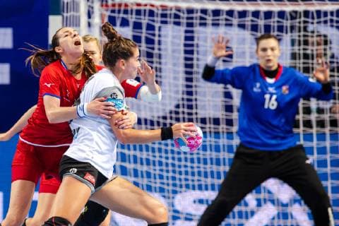 181205 Iveta Luzumov? of Czech Republic and Emily Bölk of Germany during the EHF European WomenÕs Handball Championship match between Germany and Czech Republic on December 5 2018 in Brest Photo Fredrik Varfjell BILDBYRN kod FV 150175  Copyright: FREDRIKxVARFJELL BB181205FV004
