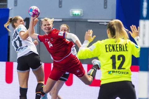 Handball Women European Championship Germany Czech Republic Preliminary Round Group D 3 Matchday in the Brest Arena v li Alicia Stolle Germany Thueringer HC Kamila Kordovska Czech Republic HSG Blomberg Lippe Torhueterin Dinah Eckerle Germany SG BBM Bietigheim Brest Arena Brest France