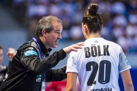Handball Women European Championship Germany Czech Republic Preliminary Round Group D 3 Matchday in the Brest Arena v li Trainer Henk Groener Germany Emily Boelk Bölk Germany Thueringer HC Brest Arena Brest France