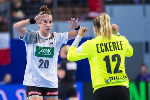 Handball Women European Championship Germany Czech Republic Preliminary Round Group D 3 Matchday in the Brest Arena v li Emily Boelk Bölk Germany Thueringer HC Torhueterin Dinah Eckerle Germany SG BBM Bietigheim Brest Arena Brest France