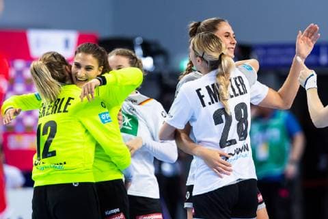 181205 Dinah Eckerle Goalkeeper Isabell Roch Alicia Stolle and Franziska Müller of Germany celebrates after the EHF European WomenÕs Handball Championship match between Germany and Czech Republic on December 5 2018 in Brest Photo Fredrik Varfjell BILDBYRN kod FV 150175  Copyright: FREDRIKxVARFJELL BB181205FV020